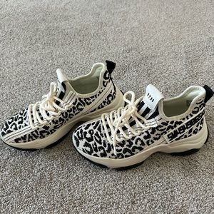 STEVE MADDEN SNEAKERS